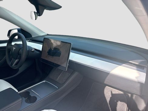 Used 2024 Tesla Model Y Performance image 28