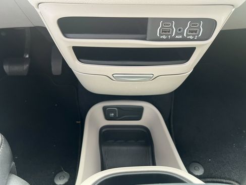 Used 2023 Chrysler Pacifica Touring-L image 27