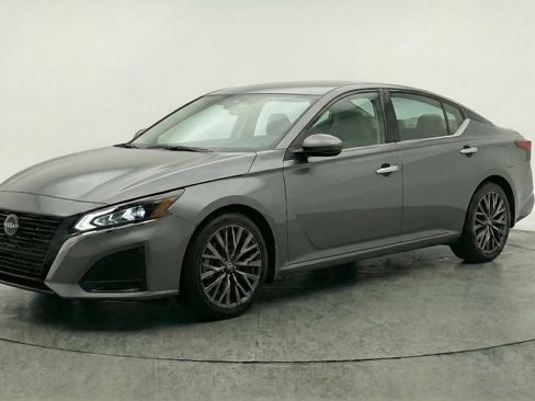 Used 2025 Nissan Altima 2.5 SV FWD image 3