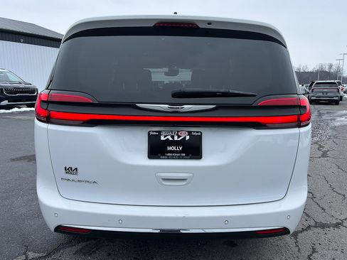 Used 2023 Chrysler Pacifica Touring-L image 4
