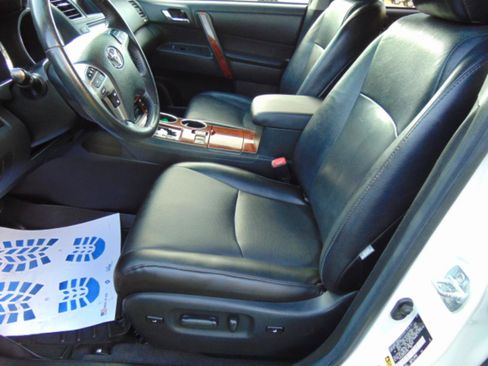 Used 2012 Toyota Highlander Limited w/ Tow Pkg FWD image 6