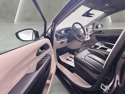 Used 2024 Chrysler Pacifica Touring-L FWD image 14