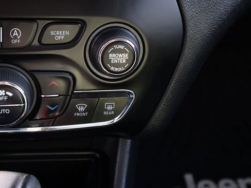 Used 2019 Jeep Cherokee Limited FWD image 29