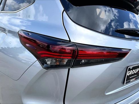 Used 2025 Toyota Highlander XLE FWD image 28