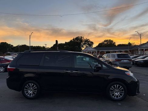 Used 2019 Toyota Sienna XLE FWD image 11