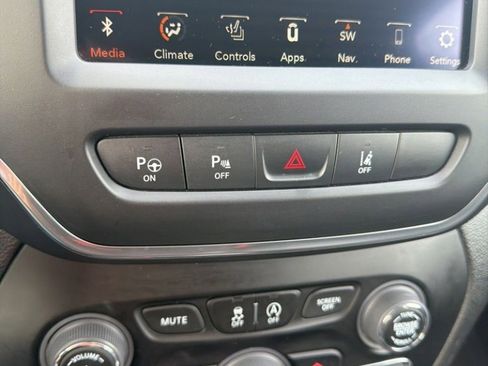 Used 2023 Jeep Cherokee Altitude Lux AWD/4WD image 18