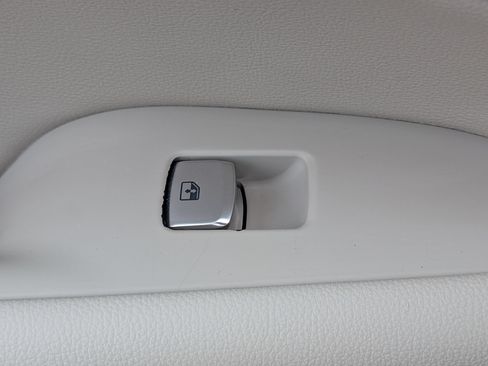 Used 2025 Genesis G70 2.5T RWD image 29