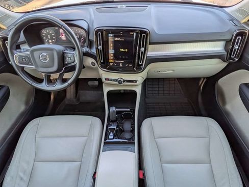 Used 2021 Volvo XC40 T4 Momentum w/ Premium Package FWD image 16