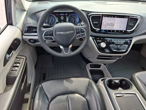 Used 2023 Chrysler Pacifica Touring-L FWD image 12