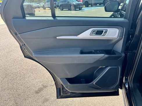 Used 2025 Ford Explorer Active RWD image 10
