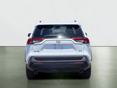 Used 2025 Toyota RAV4 XLE FWD image 5