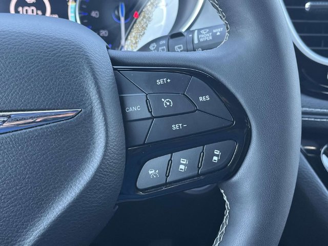 Used 2025 Chrysler Pacifica Limited FWD image 34