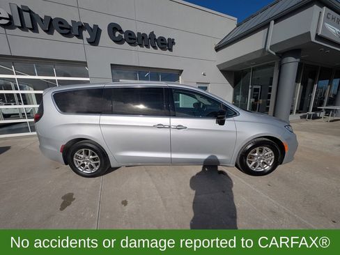 Used 2024 Chrysler Pacifica Touring-L image 4