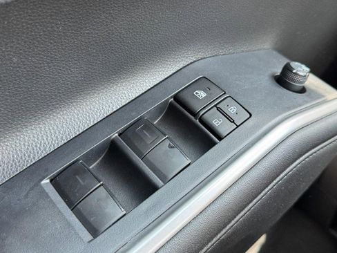 Used 2023 Toyota Highlander FWD image 22