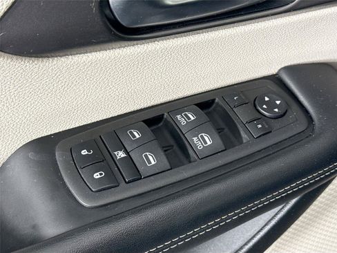 Used 2022 Chrysler Pacifica Touring-L FWD image 23