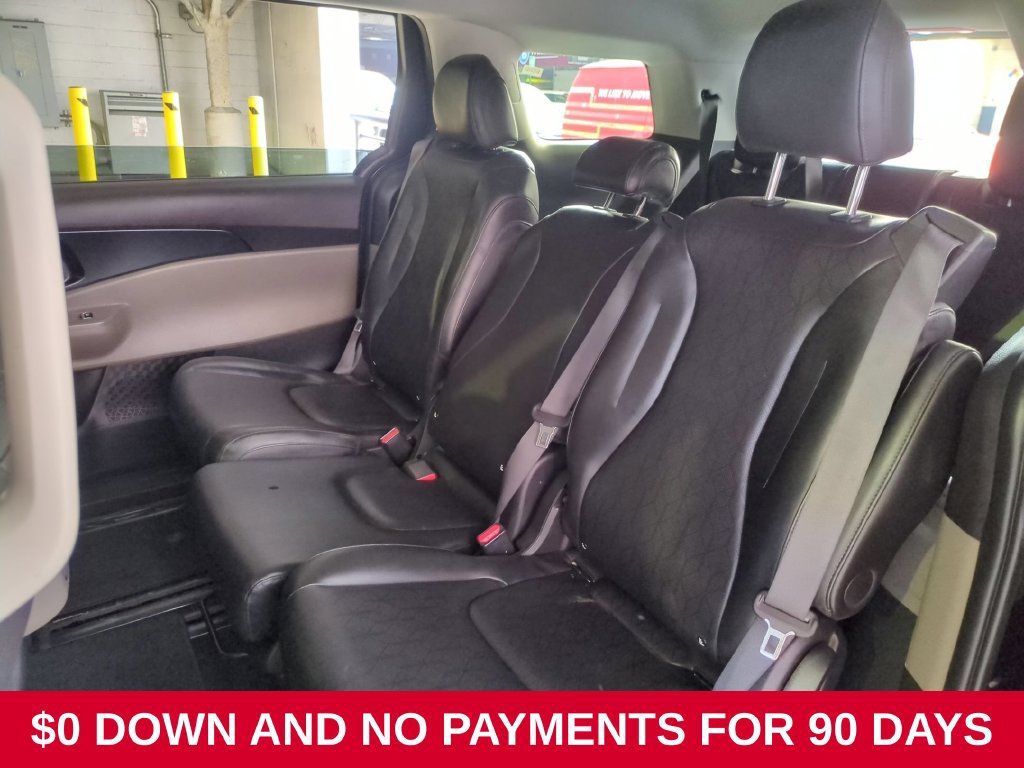 Used 2025 Kia Carnival FWD image 27