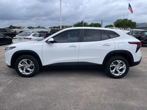 Used 2025 Chevrolet Trax LS w/ LS Convenience Package image 5