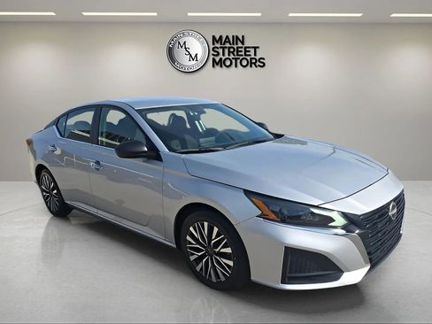 Used 2024 Nissan Altima 2.5 SV FWD image 7