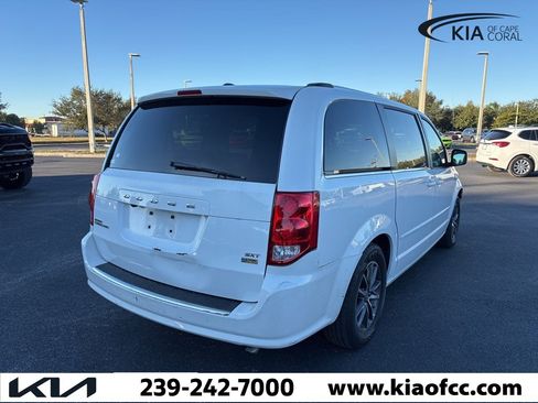 Used 2017 Dodge Grand Caravan SXT image 6