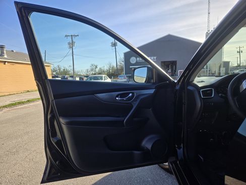 Used 2016 Nissan Rogue S image 4