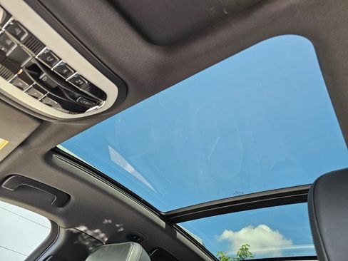 Used 2025 Porsche Macan AWD/4WD image 30