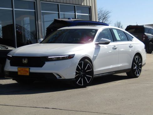 Used 2024 Honda Accord Touring image 12