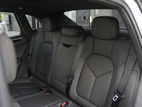 Certified 2021 Porsche Macan AWD/4WD image 32