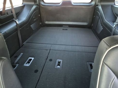 Used 2023 GMC Yukon XL SLT image 32