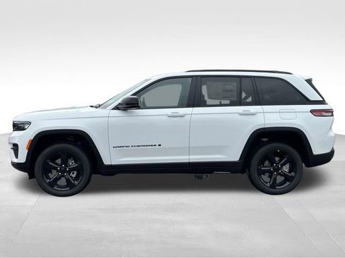 New 2025 Jeep Grand Cherokee Altitude image 4