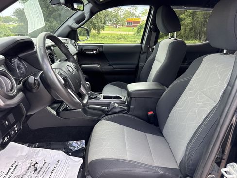 Used 2022 Toyota Tacoma TRD Sport w/ Technology Package RWD image 11