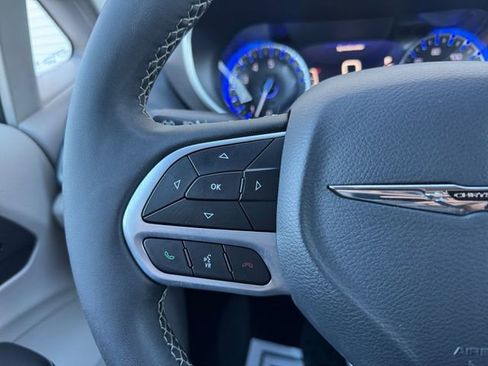 Used 2024 Chrysler Pacifica Touring-L image 7