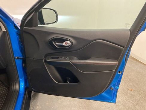 Used 2022 Jeep Cherokee Trailhawk image 25