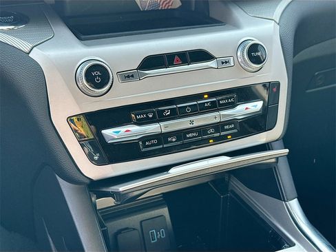 Used 2024 Ford Explorer XLT w/ Equipment Group 202A image 18