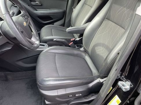 Certified 2022 Chevrolet Trax LT w/ Midnight Edition image 13