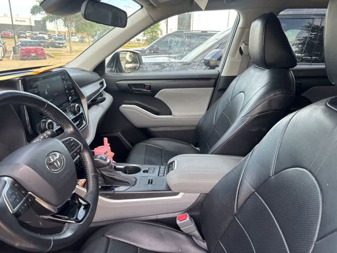 Used 2021 Toyota Highlander LE FWD image 9