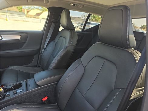 Used 2020 Volvo XC40 T5 Momentum image 13