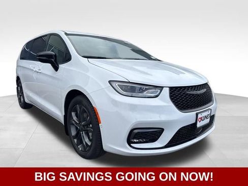 New 2026 Chrysler Pacifica Select image 3