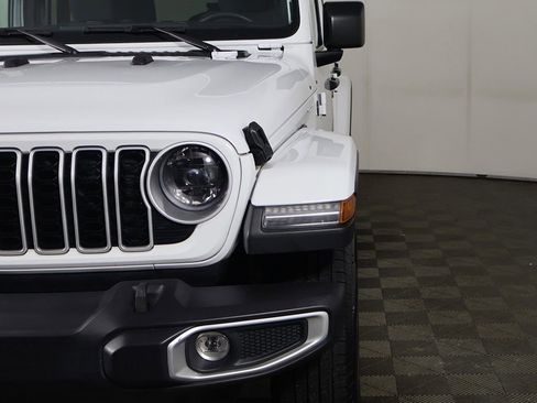 Used 2025 Jeep Wrangler Unlimited Sahara AWD/4WD image 13