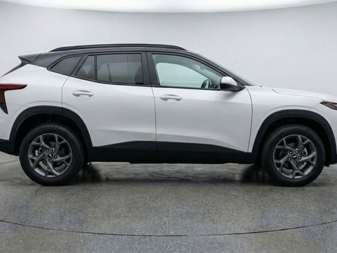 Used 2025 Chevrolet Trax LT image 11