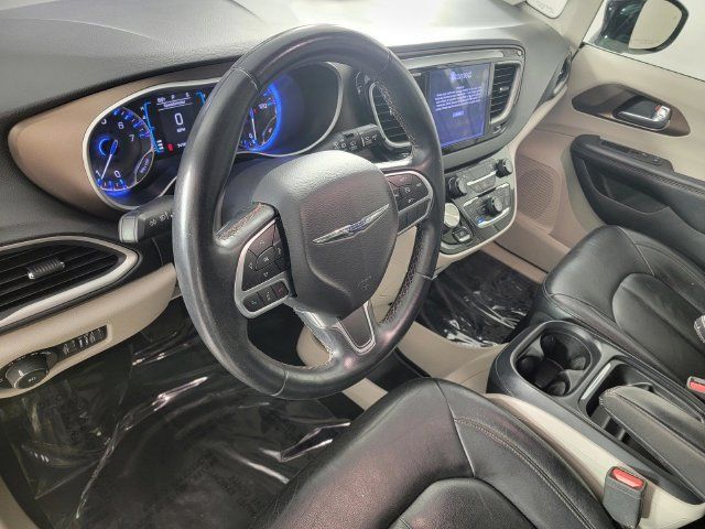 Used 2017 Chrysler Pacifica Touring-L FWD image 12