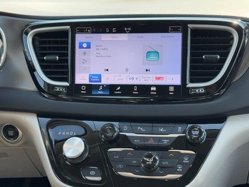 Used 2024 Chrysler Pacifica Touring-L image 14