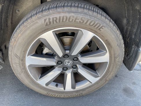 Used 2024 Honda Pilot Touring image 3