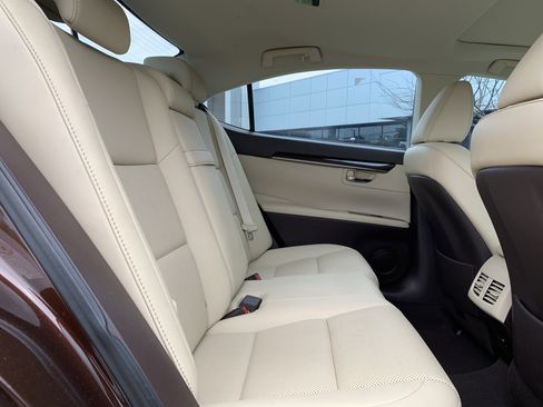 Used 2016 Lexus ES 350 w/ Premium Package w/Wood Trim FWD image 33