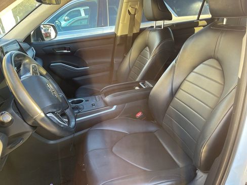 Used 2022 Toyota Highlander XLE image 5
