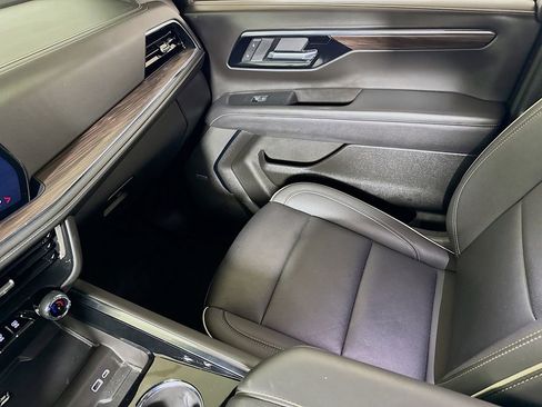 Certified 2025 Chevrolet Suburban Premier image 22