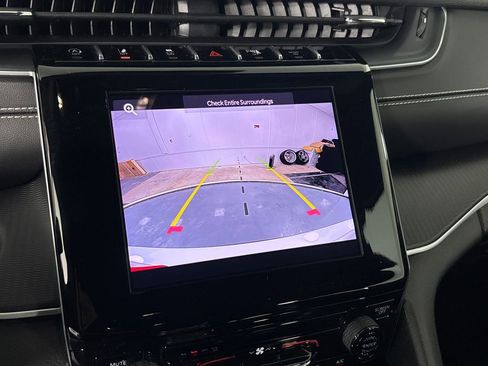 Used 2025 Jeep Grand Cherokee L Laredo image 21