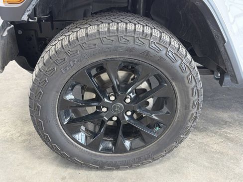 Used 2025 Jeep Gladiator Sport image 9