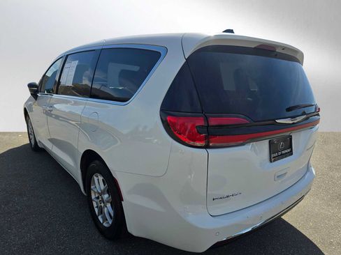 Used 2024 Chrysler Pacifica Touring-L FWD image 5