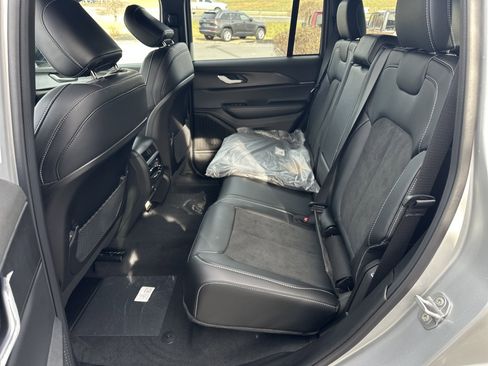 New 2025 Jeep Grand Cherokee Altitude image 13