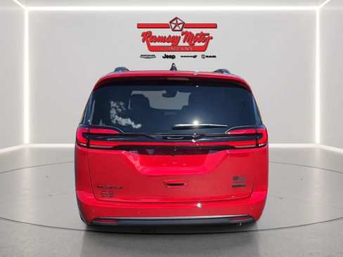New 2027 Chrysler Pacifica Select FWD image 4